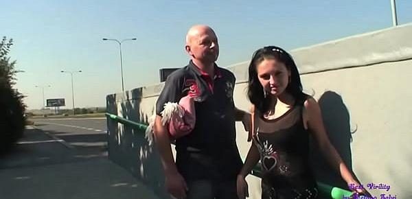 Al maiale piace scopare per strada con la figliastra